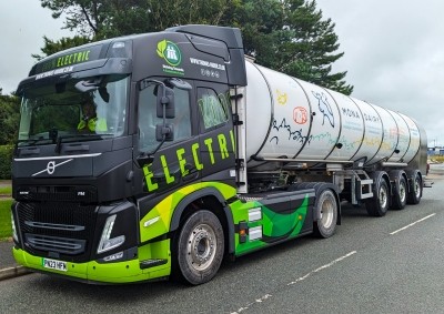 Mona Dairy has unveiled the ‘UK’s first’ battery electric vehicle (BEV) tractor and trailer for milk haulage